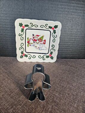 Cosmos Gifts Ceramic Christmas Santa Claus Plate With Metal Cookie Cutter Set